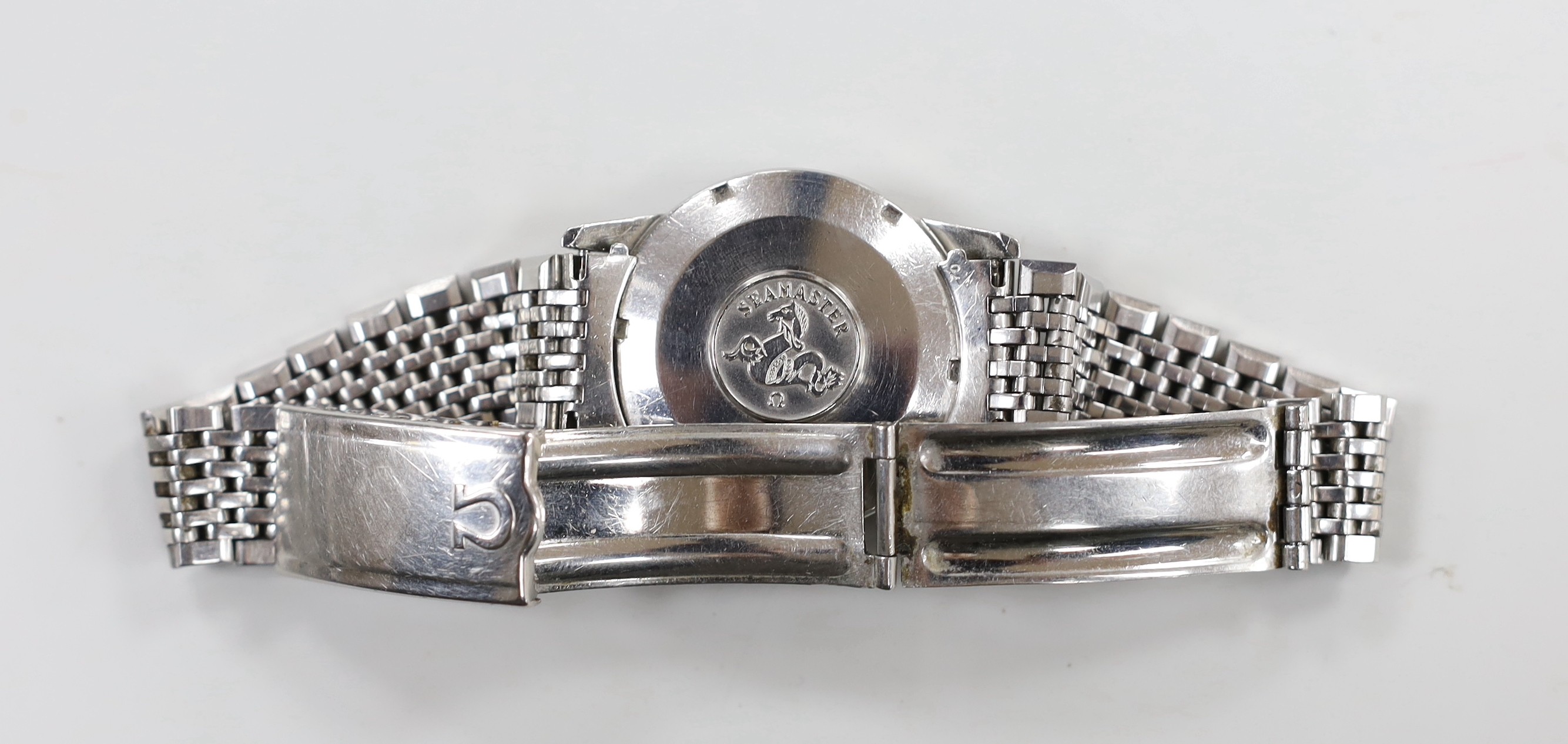 A gentleman's stainless steel Omega Seamaster manual wind wrist watch, on steel Omega bracelet, case diameter 35mm.